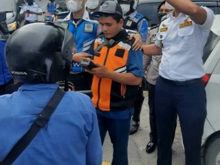 Salah satu jukir nakal yang diamankan personel Dinas Perhubungan Kota Medan di salah satu lokasi e-parkir, Senin (7/3/2022). Foto:IST