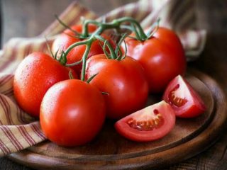 Tomat sangat bagus untuk tubuh bila dikonsumsi secara rutin. Namun, bila dikonsumsi secara berlebihan bisa mendatangkan efek samping.