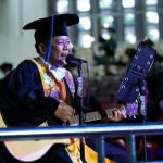 Momen wisuda periode kali ini terasa sangat spesial saat Rektor USU Dr Muryanto Amin, S.Sos, MSi menaiki stage hiburan untuk menyanyikan lagu kepada para lulusan yang dilantik pada hari kedua wisuda, Selasa (8/3/2022).
