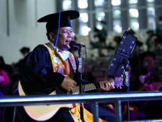 Momen wisuda periode kali ini terasa sangat spesial saat Rektor USU Dr Muryanto Amin, S.Sos, MSi menaiki stage hiburan untuk menyanyikan lagu kepada para lulusan yang dilantik pada hari kedua wisuda, Selasa (8/3/2022).