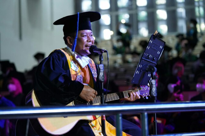 Momen wisuda periode kali ini terasa sangat spesial saat Rektor USU Dr Muryanto Amin, S.Sos, MSi menaiki stage hiburan untuk menyanyikan lagu kepada para lulusan yang dilantik pada hari kedua wisuda, Selasa (8/3/2022).