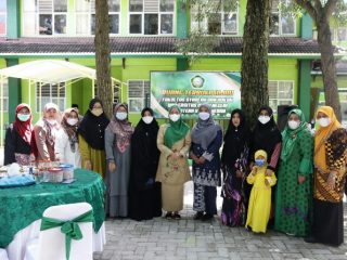 Wakil Penasihat Dharma Wanita Persatuan (DWP) Sumatera Utara (Sumut) Sri Ayu Mihari menghadiri kegiatan bakti sosial yang dilaksanakan Dharma Wanita Unit Fakultas Syariah dan Hukum bekerja sama dengan Fakultas Syariah dan Hukum UIN Sumut di Ruang Terbuka Hijau (RTH) di Kampus Jalan Williem Iskandar Pasar V Medan Estate, Kecamatan Percut Seituan, Kabupaten Deliserdang, Selasa (8/3). (kaldera/diskominfo)