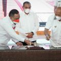 Plt Bupati Langkat, Syah Afandin menandatangani MoU dengan B2PMI disaksikan Gubernur Sumatera Utara, Edy Rahmayadi, di Aula T Rizal Nurdin, Rabu (9/3/2022).