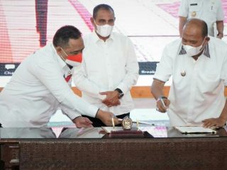 Plt Bupati Langkat, Syah Afandin menandatangani MoU dengan B2PMI disaksikan Gubernur Sumatera Utara, Edy Rahmayadi, di Aula T Rizal Nurdin, Rabu (9/3/2022).