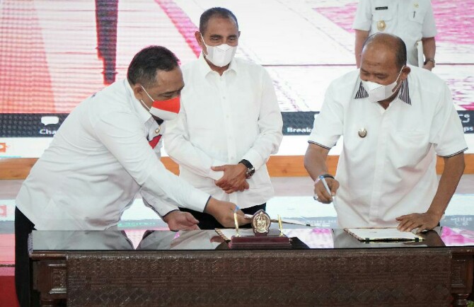 Plt Bupati Langkat, Syah Afandin menandatangani MoU dengan B2PMI disaksikan Gubernur Sumatera Utara, Edy Rahmayadi, di Aula T Rizal Nurdin, Rabu (9/3/2022).