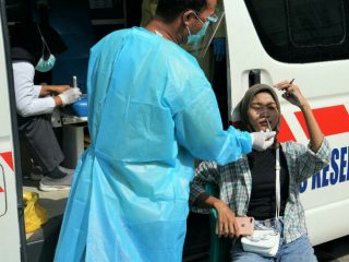 Salah satu warga sedang melakukan rapid test antigen di Pasar Stabat, Rabu (9/3/2022)