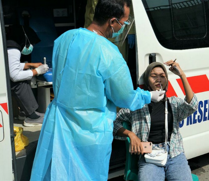 Salah satu warga sedang melakukan rapid test antigen di Pasar Stabat, Rabu (9/3/2022)