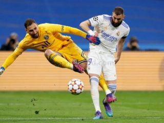 Kiper PSG Gigi Donnarumma (kiri) melakukan blunder yang berhasil dimanfaatkan striker flamboyan, Real Madrid, Karim Benzema (kanan). PSG kalah 3-1.