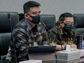 Walikota Medan, Bobby Nasution saat memimpin rapat terkait bidang pekerjaan umum dan perumahan di Ruang Rapat I Kantor Walikota Medan, Kamis (10/3/2022)