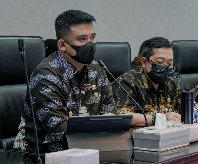 Walikota Medan, Bobby Nasution saat memimpin rapat terkait bidang pekerjaan umum dan perumahan di Ruang Rapat I Kantor Walikota Medan, Kamis (10/3/2022)
