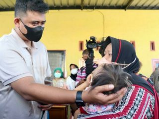 Seorang ibu, warga Lingkungan 13 Kelurahan Tegal Sari Mandala III, Kecamatan Medan Denai yang enggan menyebutkan namanya itu curhat tentang anak perempuannya yang mengalami kelainan fisik di mulut sejak lahir kepada Walikota Medan, Bobby Nasution saat keduanya bertemu di Posyandu Lingkungan IX, Kelurahan Binjai, Medan Denai, Sabtu (12/3/2022).