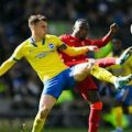Liverpool terus menempel ketat Manchester City dalam persaingan papan atas klasemen sementara Liga Inggris. Jarak kedua tim terpaut tiga poin.