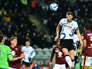 Inter Milan dan AS Roma nyaris kalah ketika melakoni laga tandang dalam lanjutan Liga Italia, Senin dinihari (14/3/2022). Kedua tim ini harus menunggu jelang akhir laga untuk menyamakan kedudukan.