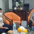 Guru Honor di SDN 064959 di kawasan Pasar Merah Timur, Marpaulina Simamora mengadukan nasibnya ke Wakil Ketua DPRD Medan, Rajudin Sagala, Senin (14/3/2022).