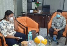 Guru Honor di SDN 064959 di kawasan Pasar Merah Timur, Marpaulina Simamora mengadukan nasibnya ke Wakil Ketua DPRD Medan, Rajudin Sagala, Senin (14/3/2022).