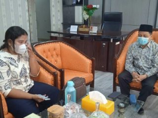 Guru Honor di SDN 064959 di kawasan Pasar Merah Timur, Marpaulina Simamora mengadukan nasibnya ke Wakil Ketua DPRD Medan, Rajudin Sagala, Senin (14/3/2022).