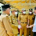 Presiden Joko Widodo dan Gubernur Sumut Edy Rahmayadi menuangkan air dan tanah di bejana Nusantara, saat prosesi penyatuan tanah dan air Nusantara di kawasan Titik Nol Ibu Kota Negara (IKN) Nusantara, Kabupaten Penajam Paser Utara, Kalimantan Timur (Kaltim), Senin (14/03). (kaldera/ist)