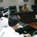 Wakil Walikota Medan, Aulia Rachman saat menerima para pendemo yang tergabung dalam KAMMI di Ruang Rapat I Kantor Walikota Medan, Senin (14/3/2022)