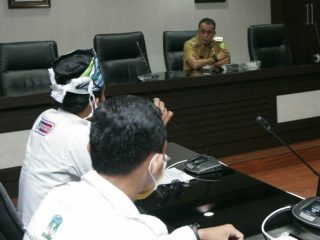 Wakil Walikota Medan, Aulia Rachman saat menerima para pendemo yang tergabung dalam KAMMI di Ruang Rapat I Kantor Walikota Medan, Senin (14/3/2022)