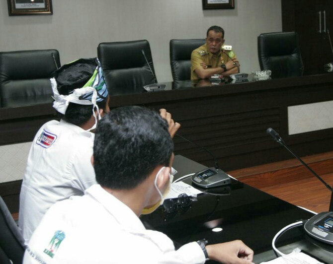 Wakil Walikota Medan, Aulia Rachman saat menerima para pendemo yang tergabung dalam KAMMI di Ruang Rapat I Kantor Walikota Medan, Senin (14/3/2022)