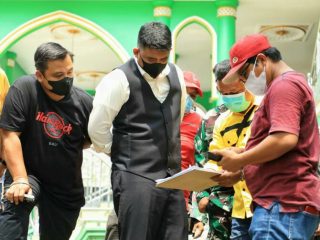 Kadis PU Kota Medan, Topan Obaja Ginting (kaos hitam) saat mendampingi Walikota Medan, Bobby Nasution di sela-sela peninjauan parit MUDP belum lama ini
