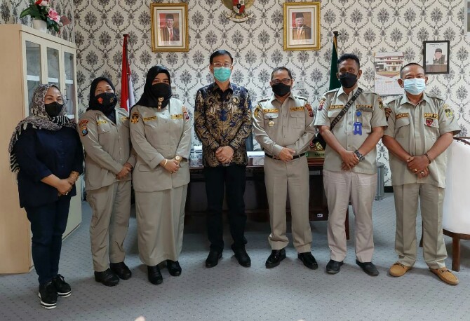 Ketua DPRD Medan, Hasyim berpose bersama Pengurus KBPP Polri Resort Medan
