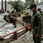 Personel Satpol PP Kota Medan saat membongkar lapak milik PKL di Jalan Yos Sudarso, Rabu (16/3/2022)