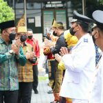 Wakil Walikota Medan, Aulia Rachman memberikan selamat kepada para pejabat yang baru dilantik, Jumat (18/3/2022)