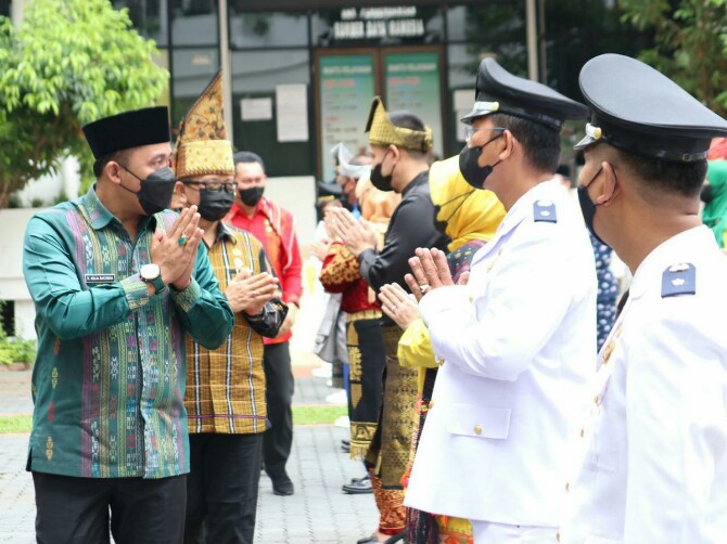 Wakil Walikota Medan, Aulia Rachman memberikan selamat kepada para pejabat yang baru dilantik, Jumat (18/3/2022)