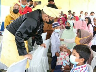 Walikota Medan, Bobby Nasution saat menyapa warga Sicanang, Medan Belawan, Jumat (18/3/2022)