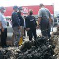 Aparatur Pemko Medan bersama warga setempat bergotong royong di kawasan perbatasan, Sabtu (19/3/2022)