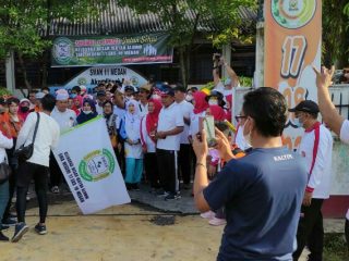 Ratusan alumni, siswa dan pegawai SMAN 11 Medan meramaikan jalan sehat yang digelar Keluarga Besar Ikatan Alumni SMAN 11 eks 10 (11/10) Medan, Minggu (20/3/2022).