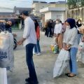 Sejumlah masyarakat menukarkan sampahnya dengan voucher makan minum