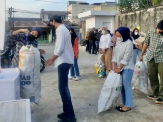 Sejumlah masyarakat menukarkan sampahnya dengan voucher makan minum