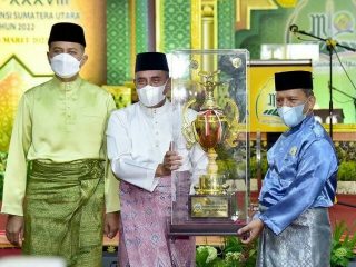 Gubsu Edy Rahmayadi didampingi Wagubsu Musa Rajekshah menyerahkan Piala Bergilir MTQ Provsu pada Ketum Panitia MTQ ke 38 Provsu, Prof Syahrin Harahap (kanan)