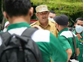 Plt Bupati Langkat, Syah Afandin Lepas Sambut Mahasiswa KKN USU di Halaman Kantor Bupati Langkat, Senin (21/3/2022)