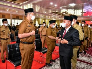 Gubernur Sumatera Utara (Sumut) Edy Rahmayadi melantik pejabat Administrator dan Pengawasan pada Pemerintah Provinsi Sumut di Aula Tengku Rizal Nurdin, Rumah Jabatan Gubernur Sumut, Jalan Sudirman Medan, Selasa (22/3/2022). (kaldera/diskominfo)
