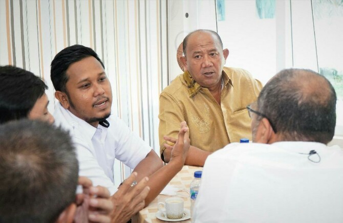 Plt Bupati Langkat, Syah Afandin saat berdiskusi dengan perwakilan Kementrian PUPR