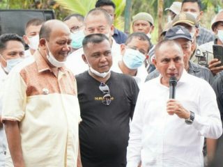 Gubsu, Edy Rahmayadi bersama Plt Bupati Langkat, Syah Afandin saat acara panen jagung di Langkat
