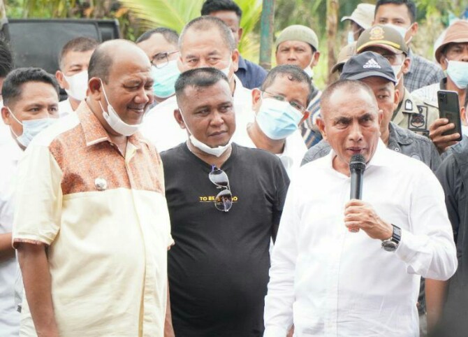 Gubsu, Edy Rahmayadi bersama Plt Bupati Langkat, Syah Afandin saat acara panen jagung di Langkat