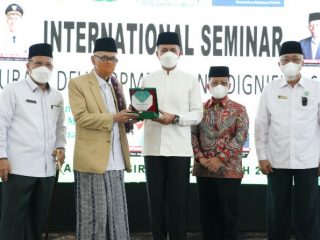 KH Miftachul Akhyar (dua dari kiri)
