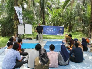 PARA peserta Camp of Leaders mengikuti semua kegiatan materi kepemimpinan di alam terbuka.