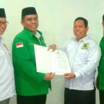 Abdul Rani (dua dari kiri) saat menerima SK Kepengurusan DPC PPP Kota Medan dari Ketua DPW PPP Sumut Jafaruddin Daulay.