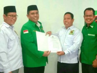 Abdul Rani (dua dari kiri) saat menerima SK Kepengurusan DPC PPP Kota Medan dari Ketua DPW PPP Sumut Jafaruddin Daulay.