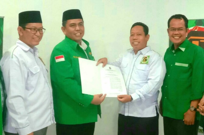 Abdul Rani (dua dari kiri) saat menerima SK Kepengurusan DPC PPP Kota Medan dari Ketua DPW PPP Sumut Jafaruddin Daulay.