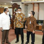 Dirut PT Bank Sumut RF Pohan (dua dari kanan) berbincang dengan Wagubsu Musa Rajekshah dan Ketua DPRD Sumut Baskami Ginting (paling kiri) di sela RUPS PT Bank Sumut, di Gedung Bank Sumut, Kamis (24/3/2022).
