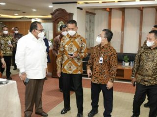 Dirut PT Bank Sumut RF Pohan (dua dari kanan) berbincang dengan Wagubsu Musa Rajekshah dan Ketua DPRD Sumut Baskami Ginting (paling kiri) di sela RUPS PT Bank Sumut, di Gedung Bank Sumut, Kamis (24/3/2022).