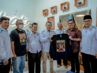 Ketua DPD Partai Demokrat Sumut, M Lokot Nasution (dua dari kanan) saat bertemu pengurus Satgas Joko Tingkir