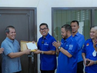 Ketua DPD Partai Demokrat Sumut, M Lokot Nst saat bertemu Ephorus BNKP di Gunung Sitoli.