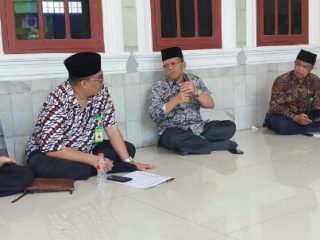 Ketum Panitia MTQ ke 38 Provinsi Sumut yang juga Rektor UIN Sumut, Prof Dr Syahrin Harahap (dua dari kanan) saat rapat koordinasi panitia, Sabtu (26/3/2022).